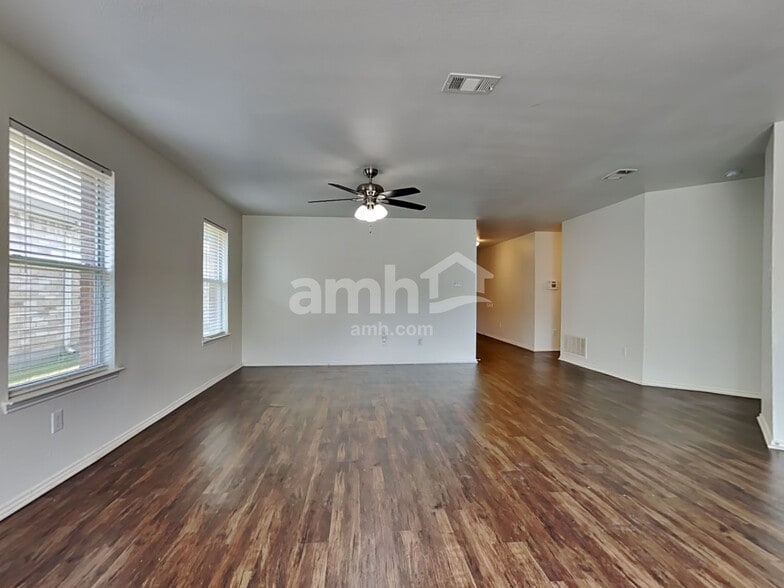 Building Photo - 813 Honey Dew Ln