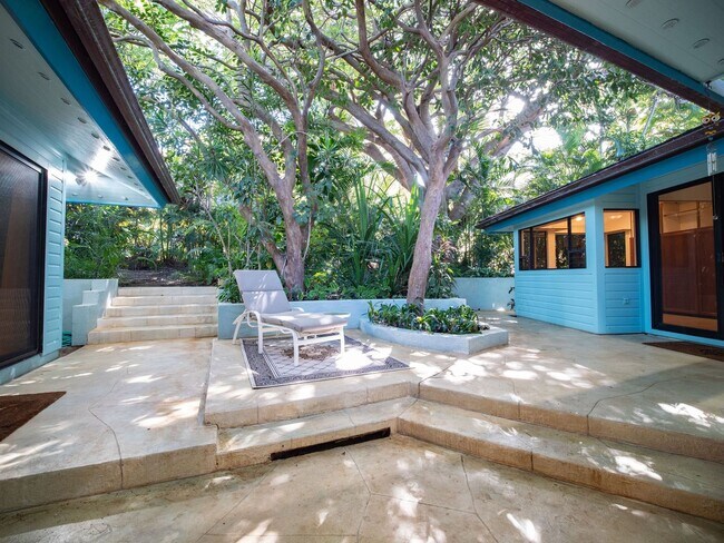 Building Photo - Beautiful Furnished, 2 Bed, 3 Bath, Gated ...