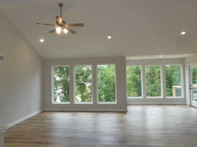Building Photo - 3 Bedroom 2 Bathroom in South