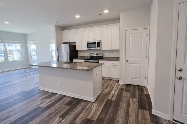 Building Photo - 3BR Townhome • Full Kitchen • Garage + Driveway