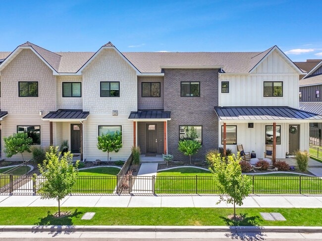 Building Photo - Downtown Townhouse