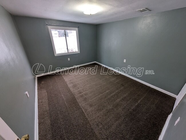 Building Photo - Charming Ranch with Fireplace, 2 Garages & Large Yard