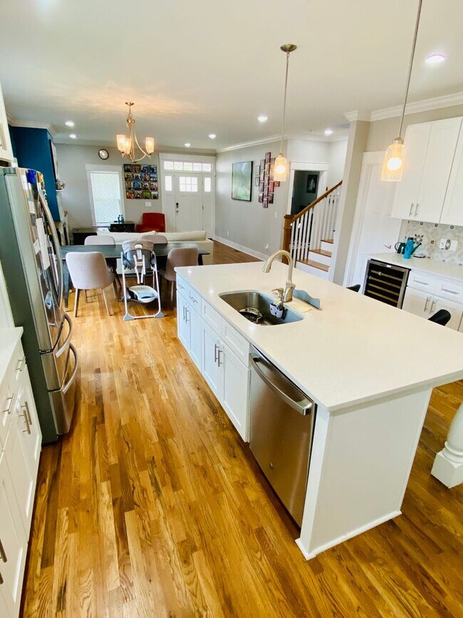 Building Photo - Spectacular 4Bed/3Bath Minutes to Duke with Fenced In Yard