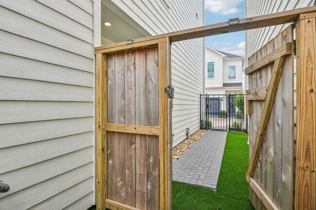 Building Photo - 6314 Chelsea Falls Ln