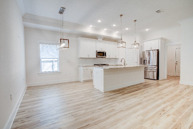 Building Photo - 1756 Thomas St