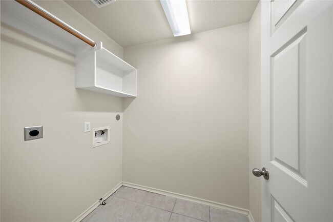 Building Photo - 25238 Finchgrove Ln