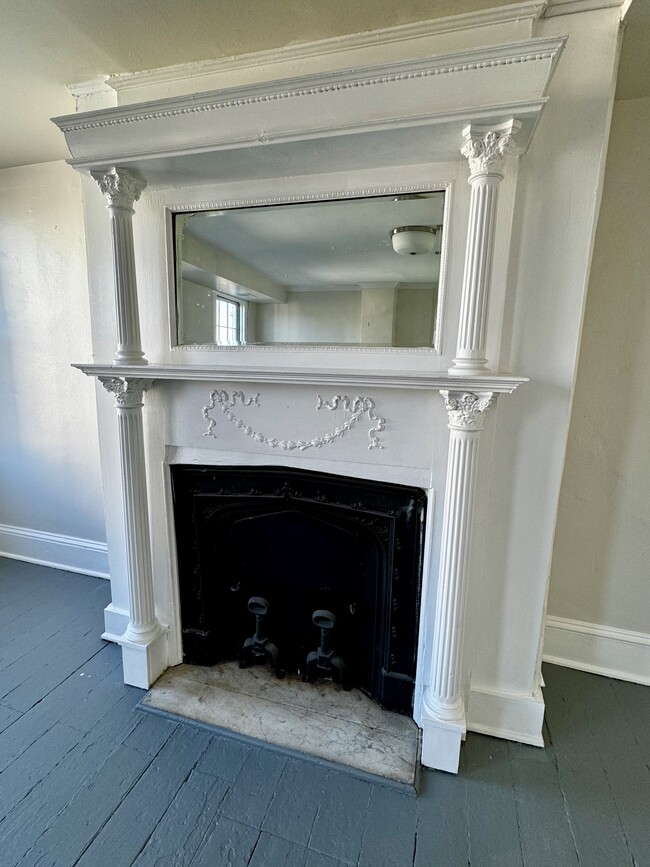 Building Photo - 808 Caroline St