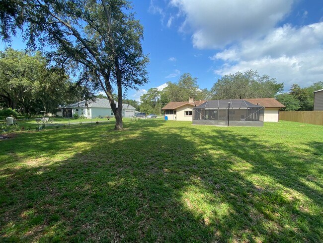 Building Photo - Family and pet friendly ANNUAL LEASE just ...