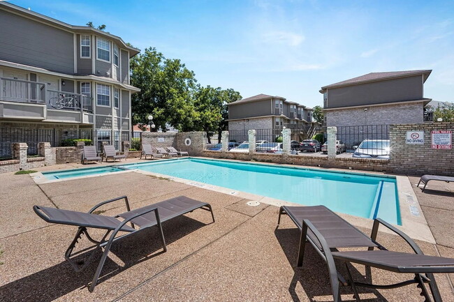 Building Photo - Spacious 2 Bed, 2.5 Bath Condo on Speight Ave with Private Porch & Community Pool