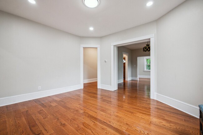 Building Photo - 6 Hughes Pl