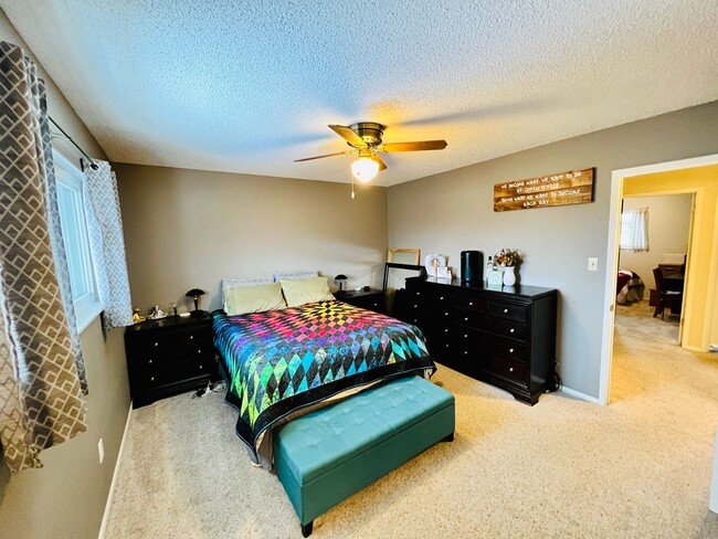 Building Photo - $0 DEPOSIT OPTION, TWO STORY TOWNHOME, CARPORT, NEW FLOORING, STORAGE, PRIMARY BED/BATH, A/C