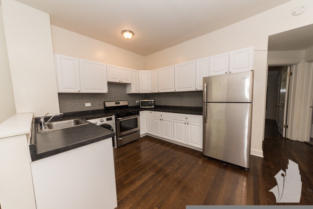 Building Photo - 3821 N Greenview Ave