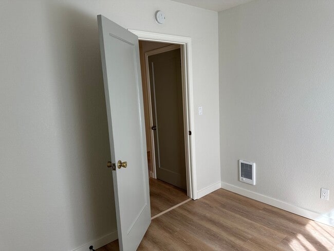 Building Photo - Beautiful high end 1 bedroom duplex with office!