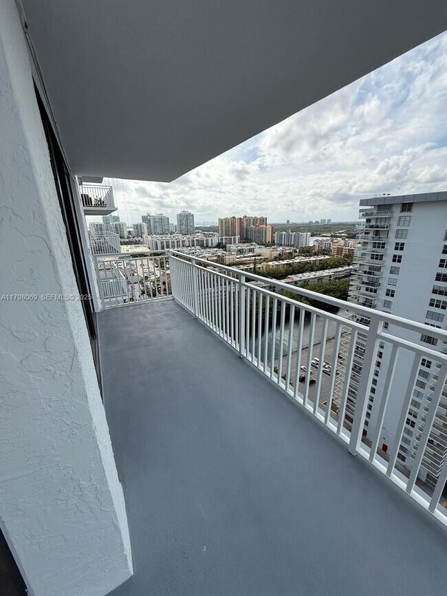 Building Photo - 210 174th St