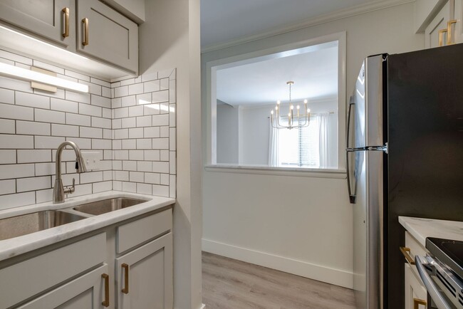 Building Photo - Beautifully renovated 1 bed, 1 bath Condo ...