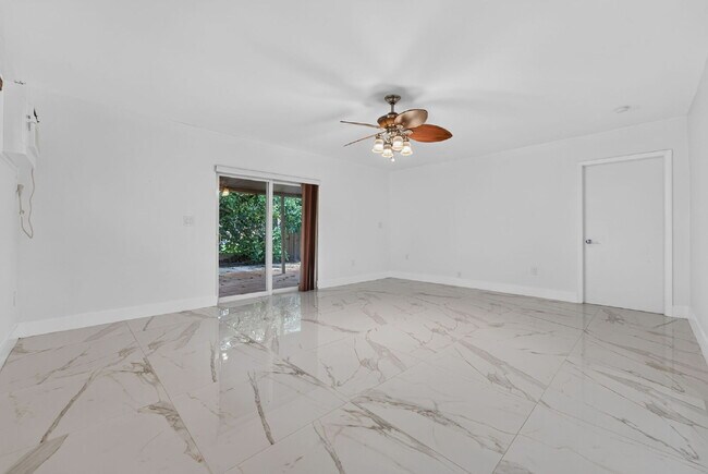Building Photo - 3147 SW 24th St