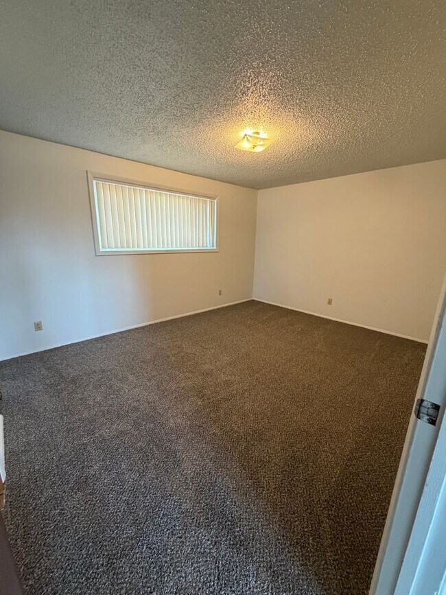 Building Photo - Newly Renovated - 1 Bedroom, 1 Bathroom Apartment - Located near Sky Lakes and Oregon Tech!