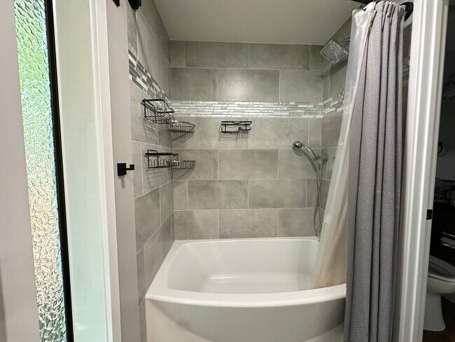 Shower/bath - 2345 Century Ln