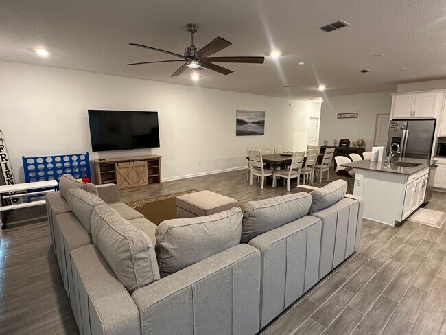 Building Photo - Spacious 4 bedroom 2.5 Bath, Fully Furnish...