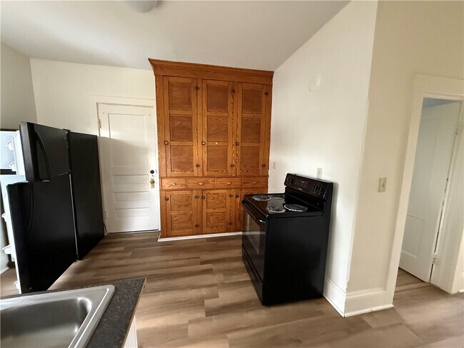 Building Photo - 154 Thacher St