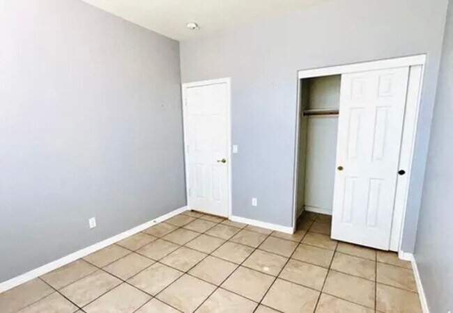 Building Photo - 3 Bed 2 Bath Available Now!! Contact Property Pros Property Management for more details