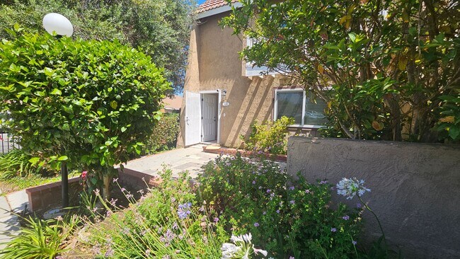 Building Photo - Gorgeous Remodeled 3bed 3bath 2 car garage...