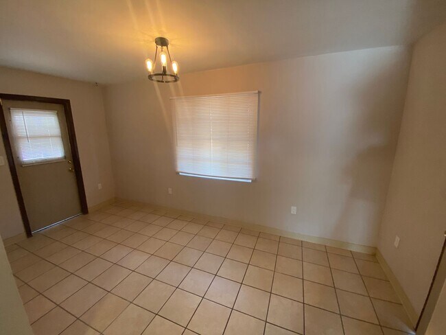 Building Photo - Light-Filled Tucson 2 Bedroom Rental – Mov...