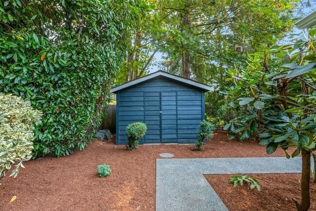 Building Photo - Elegant Air-Conditioned Newly Remodeled Matthews Beach Rambler