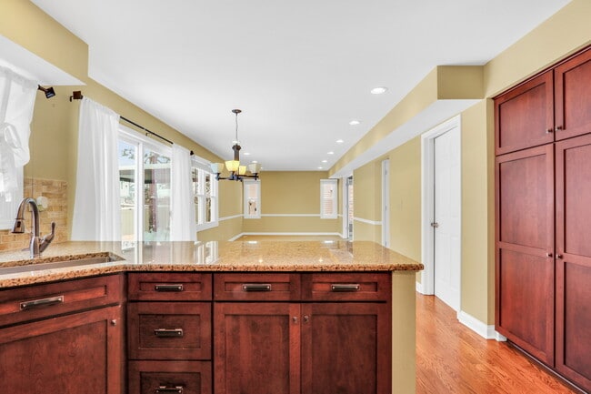 Building Photo - 1000 Cumberland Ln