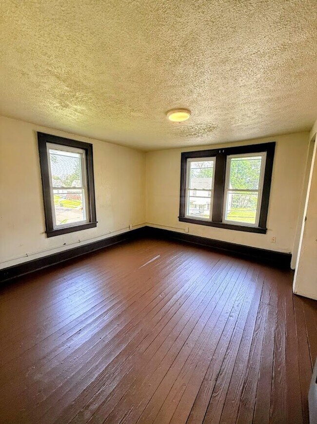 Building Photo - 2048 2nd St NE