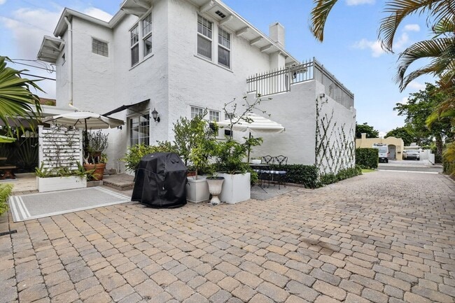 Building Photo - 412 El Prado