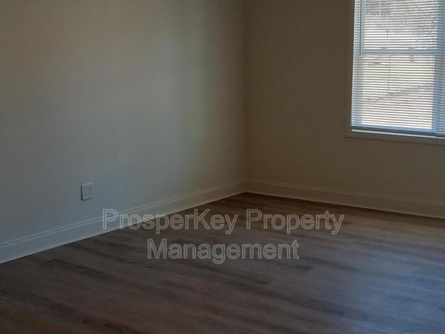 Building Photo - 1100 43rd Ct