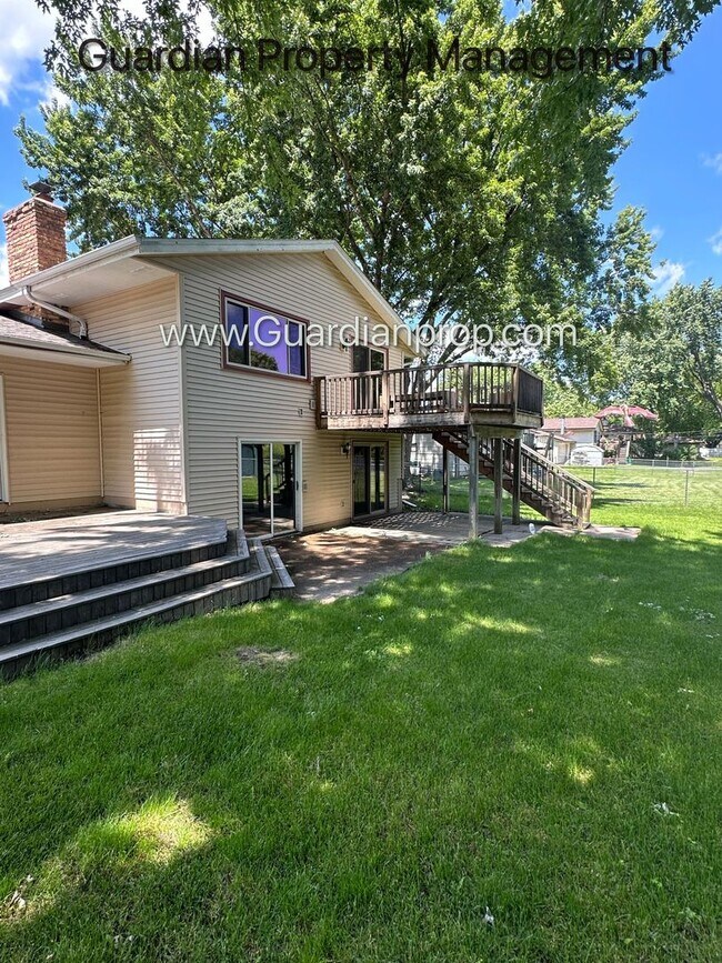 Building Photo - Crystal Single Family Home, Large Fenced Back Yard, 2 Car Garage, Dishwasher, Available Sept 1st