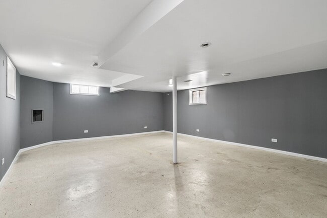 Building Photo - 7216 S Central Park Ave