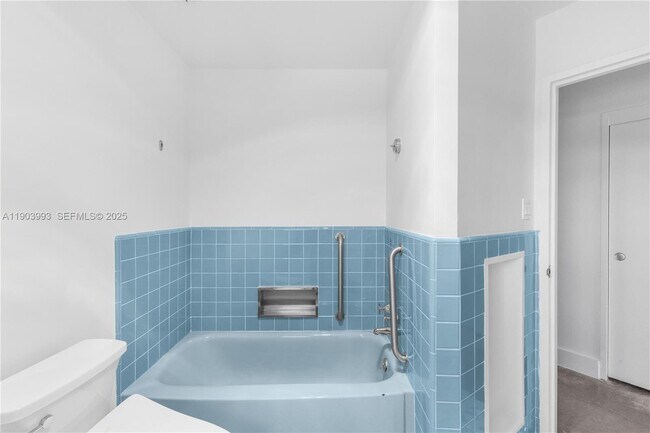 Building Photo - 4925 Collins Ave