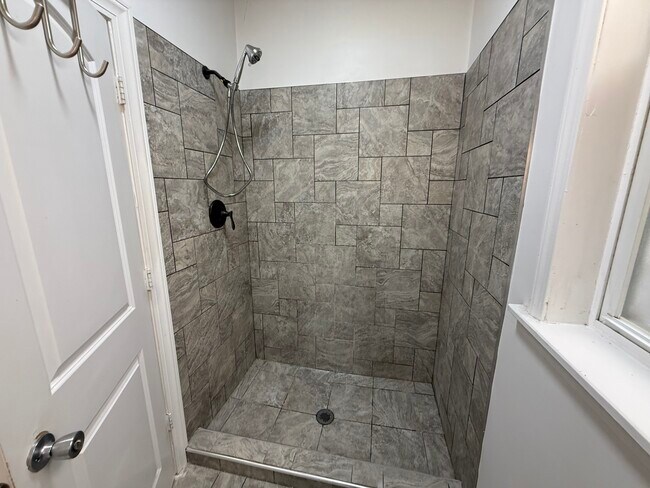 Building Photo - 411 N Hamlin Ave