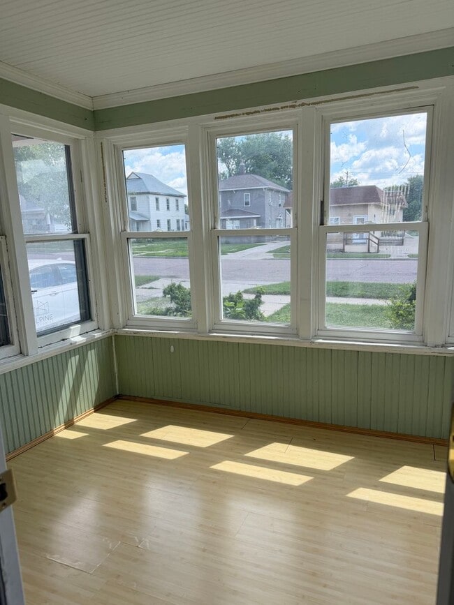 Building Photo - 3 Bed/1.5 Bath House For Rent with 2 Car Garage!