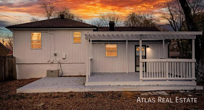 Building Photo - 4912 N Sycamore Dr