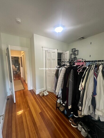 Building Photo - 399 School St