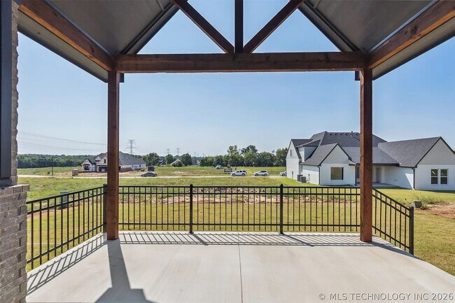 Building Photo - 5 Bed | 4 Bath House