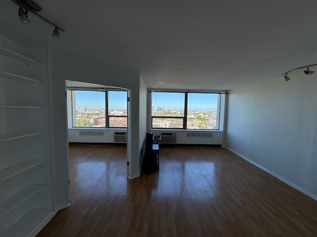 Building Photo - 1455 N Sandburg Terrace