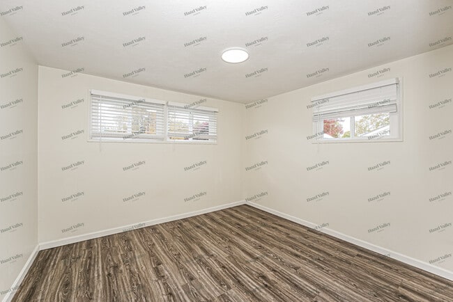 Building Photo - 9965 Crestwood Dr