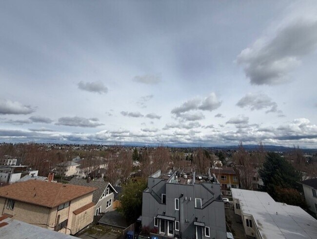 Building Photo - Beacon Hill Townhome