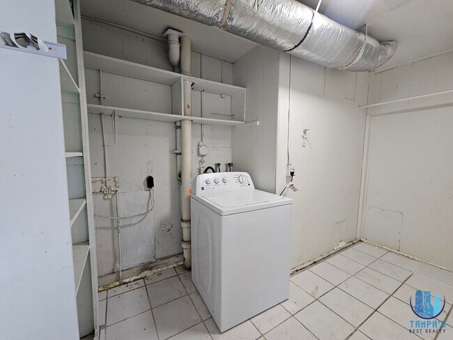 Building Photo - Spacious 3 Bedroom, 2 Bath home with a 2 CAR Carport near down St. Petersburg *Available Now*