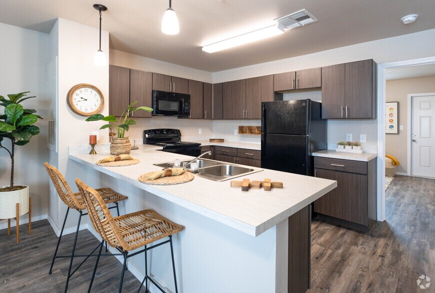 Building Photo - Apex Villas