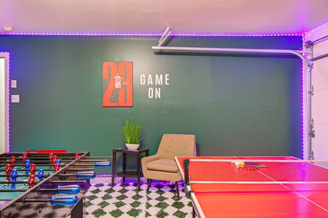 Building Photo - 7211 Crescent Mills Dr