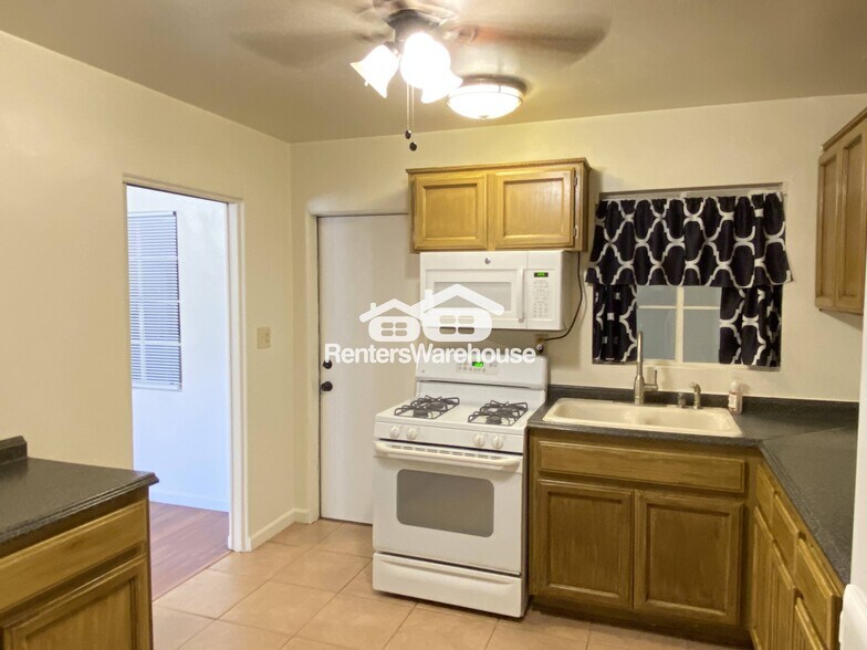 Building Photo - 6140 N 18th Dr