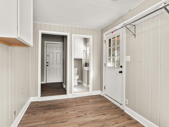 Building Photo - 1403 Lowell Dr SE