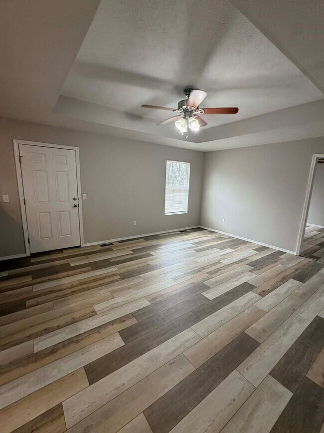 Building Photo - BEAUTIFUL 3 BEDROOM / 2 BATHROOM HOUSE IN JOPLIN MO- 2 CAR GARAGE!!