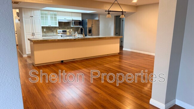 Building Photo - 523 E Malibu Dr